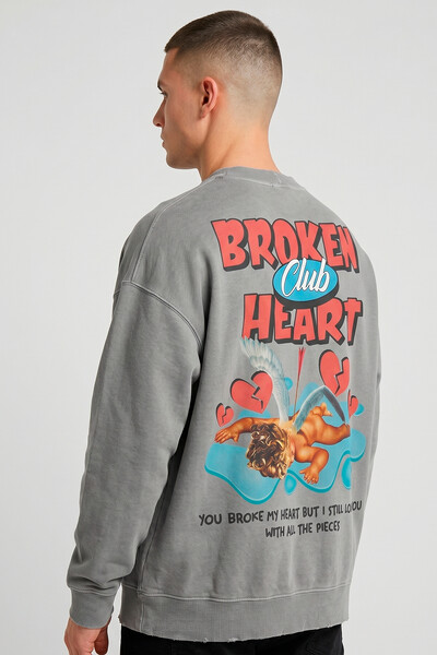 Foto Blusa oversized de moletom estonado cinza Broken Heart