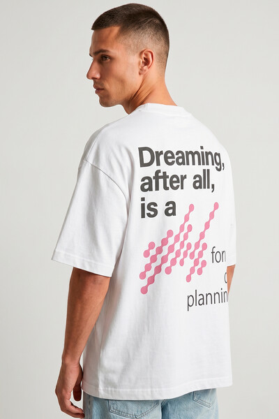 Foto Camiseta oversized branca Dreaming