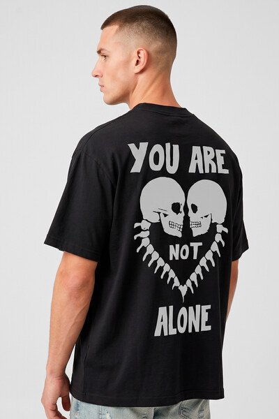 Foto Camiseta oversized preta Alone