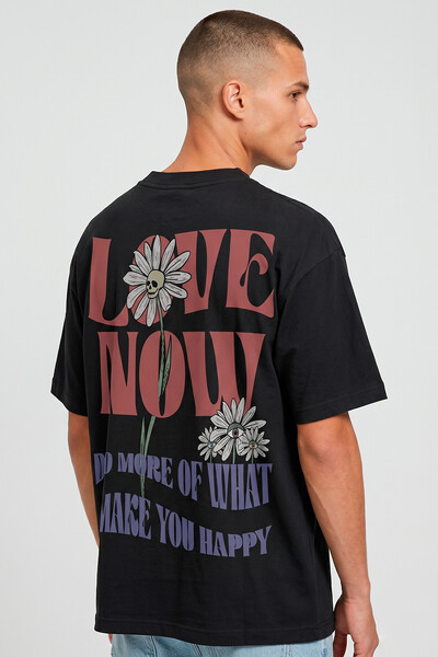 Foto Camiseta oversized preta Love Now Collors