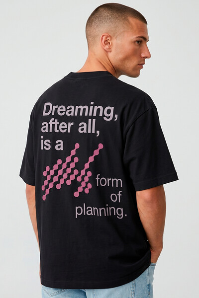 Foto Camiseta oversized preta Dreaming