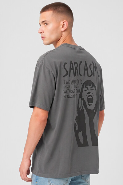 Foto Camiseta oversized estonada chumbo Sarcasm
