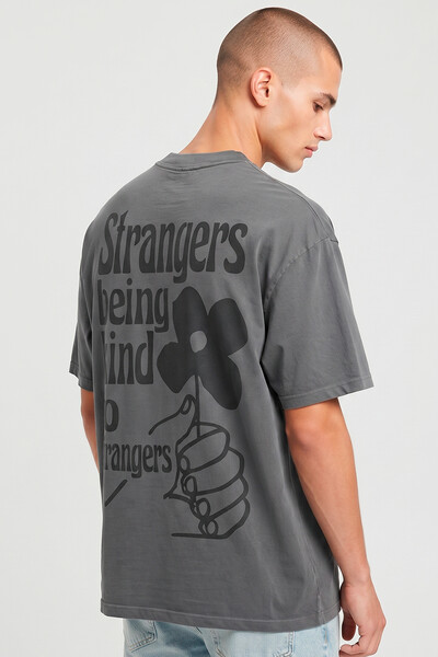 Foto Camiseta oversized estonada chumbo Being