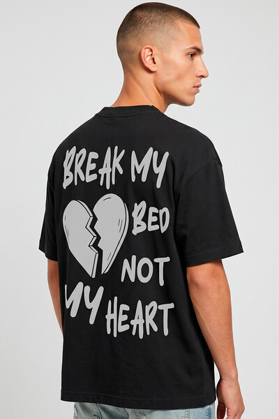 Foto Camiseta oversized preta Break My Bed