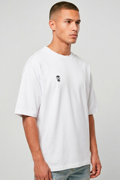 Foto Camiseta oversized branca Skull