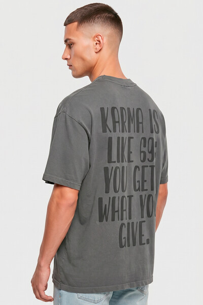 Foto Camiseta oversized estonada chumbo Karma