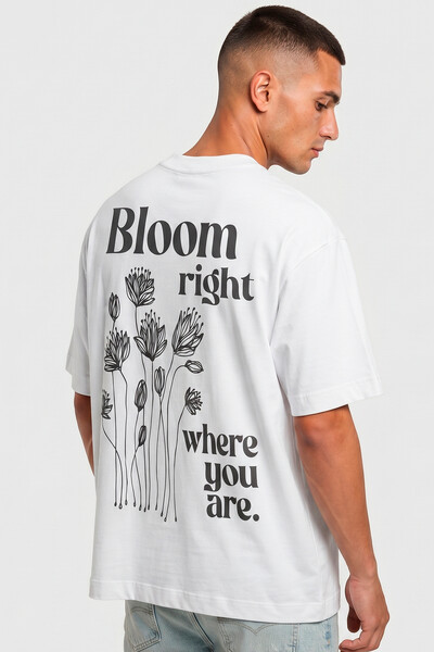Foto Camiseta oversized branca Bloom