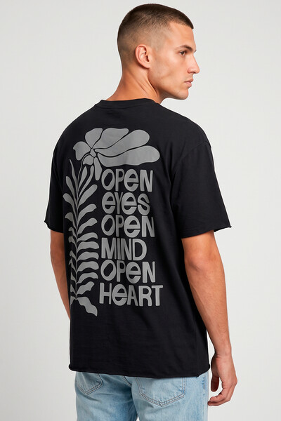 Foto Camiseta preta Open Eyes
