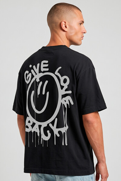 Foto Camiseta oversized preta Give