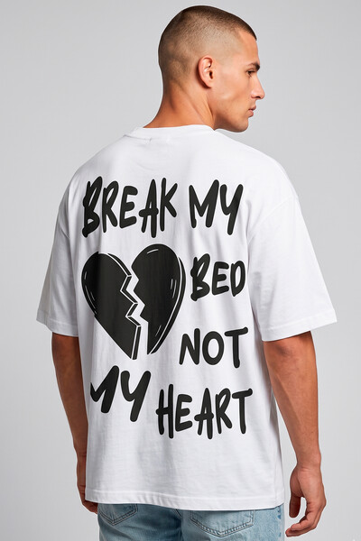 Foto Camiseta oversized branca Break My Bed