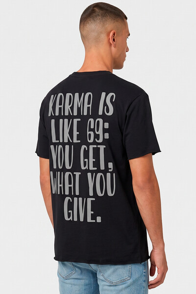 Foto Camiseta preta Karma