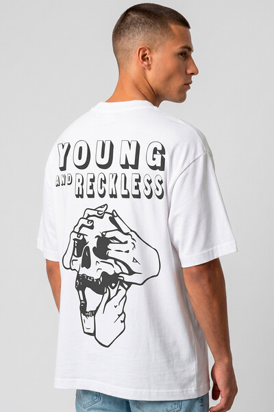 Foto Camiseta oversized branca Reckless