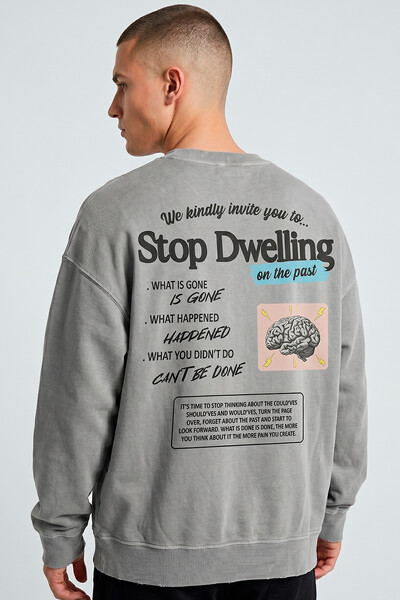 Foto Blusa oversized de moletom estonado cinza Stop Dwelling