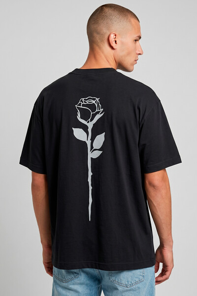 Foto Camiseta oversized preta Rose Back