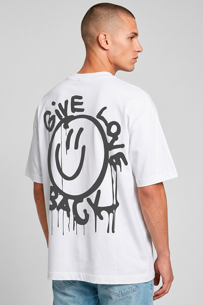 Foto Camiseta oversized branca Give