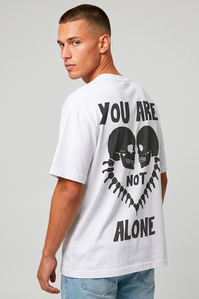 Foto Camiseta oversized branca Alone