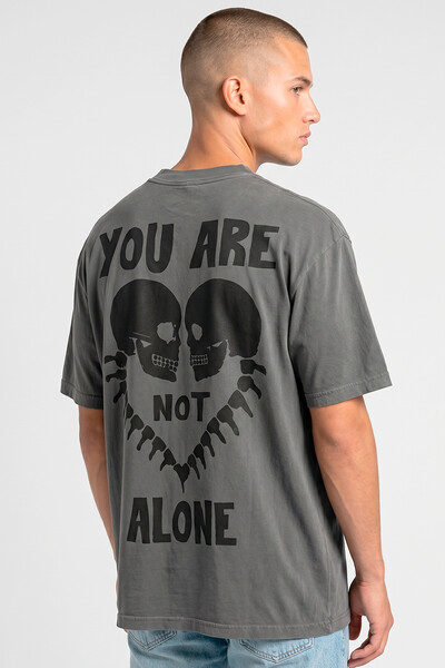 Foto Camiseta oversized estonada chumbo Alone
