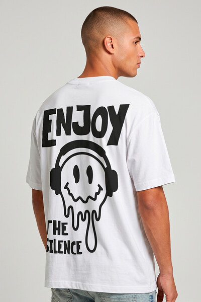 Foto Camiseta oversized branca Enjoy
