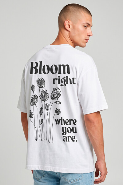 Foto Camiseta oversized branca Bloom