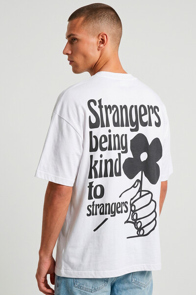 Foto Camiseta oversized branca Being