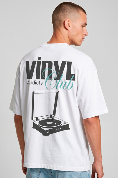 Foto Camiseta oversized branca Vinyl