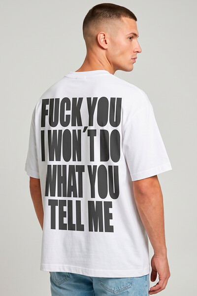 Foto Camiseta oversized branca Tell Me