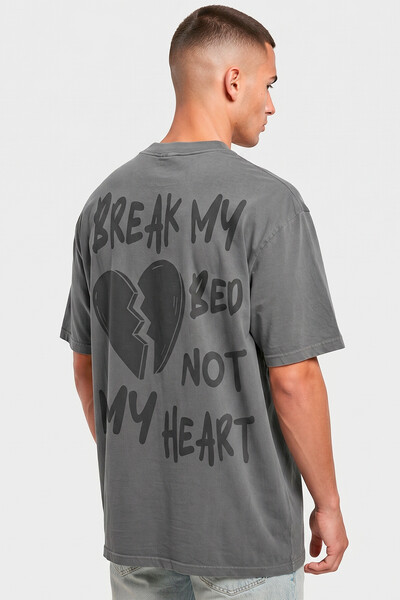 Foto Camiseta oversized estonada chumbo Break My Bed