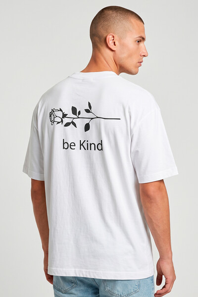 Foto Camiseta oversized branca Be Kind