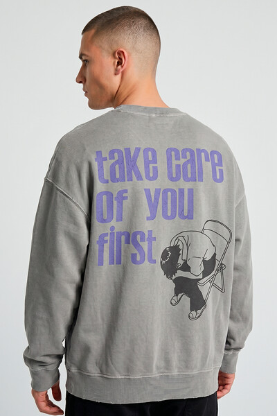 Foto Blusa oversized de moletom estonado cinza Take Care