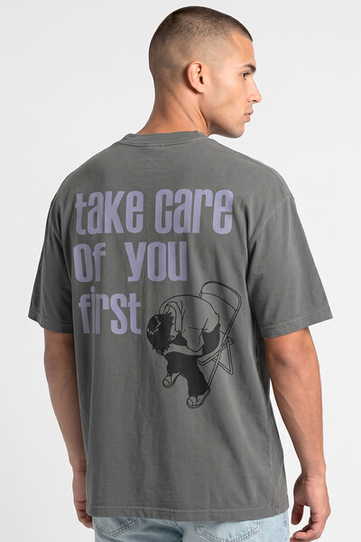 Foto Camiseta oversized estonada chumbo Take Care