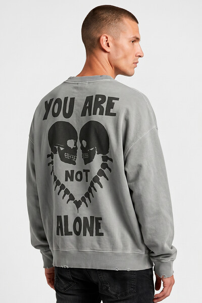 Foto Blusa oversized de moletom estonado cinza Alone
