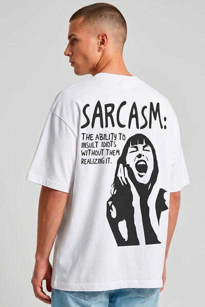 Foto Camiseta oversized branca Sarcasm