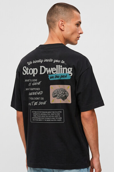 Foto Camiseta oversized preta Stop Dwelling
