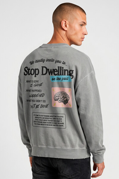 Foto Blusa oversized de moletom estonado cinza Stop Dwelling