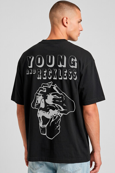 Foto Camiseta oversized preta Reckless