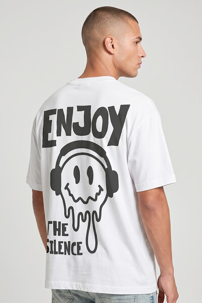 Foto Camiseta oversized branca Enjoy