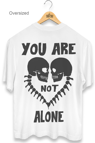 Foto Camiseta oversized branca Alone