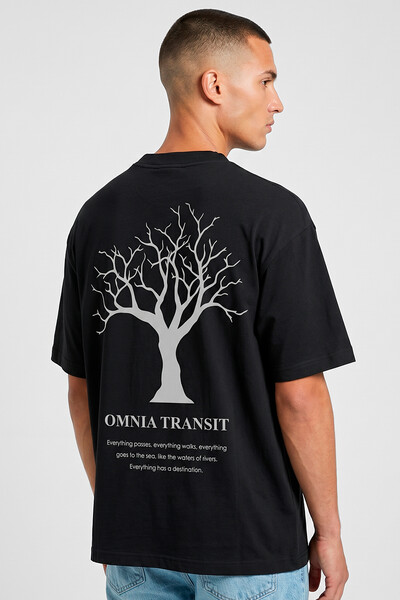 Foto Camiseta oversized preta Omnia Transit