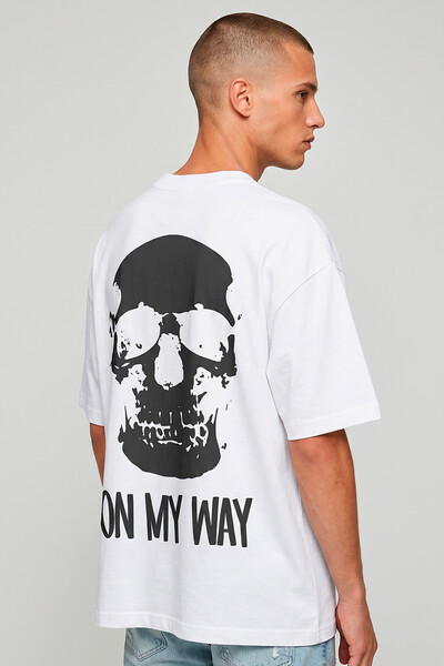 Foto Camiseta oversized branca On My Way