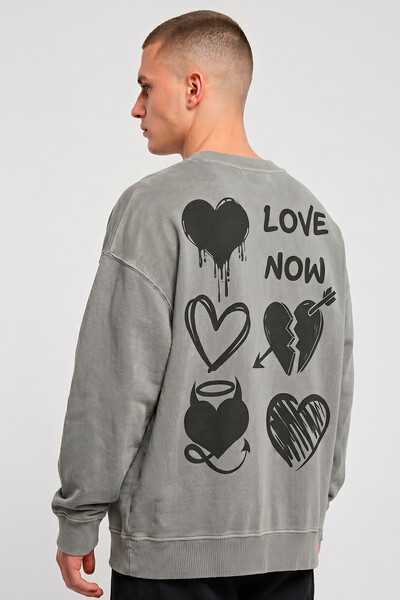 Foto Blusa oversized de moletom estonado cinza Love Now