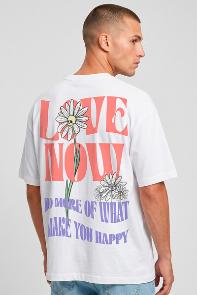 Foto Camiseta oversized branca Love Now Collors