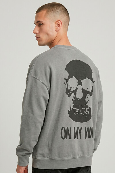 Foto Blusa oversized de moletom estonado cinza On My Way