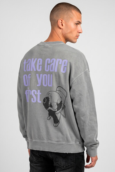 Foto Blusa oversized de moletom estonado cinza Take Care