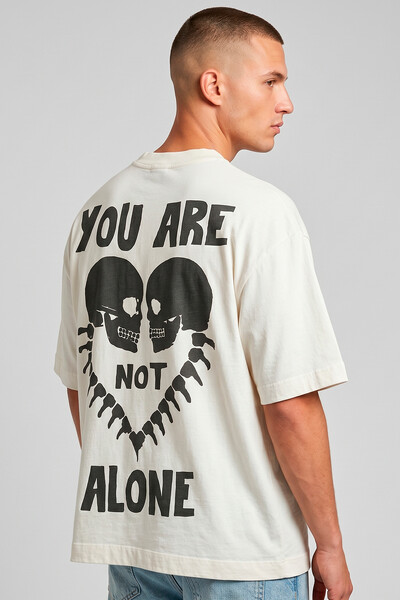 Foto Camiseta oversized off white Alone