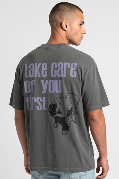 Foto Camiseta oversized estonada chumbo Take Care