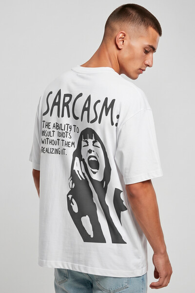 Foto Camiseta oversized branca Sarcasm