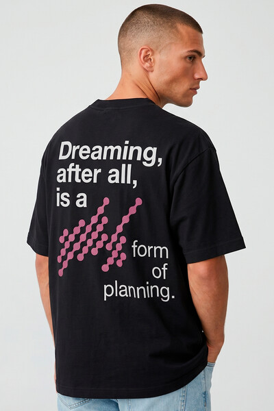 Foto Camiseta oversized preta Dreaming