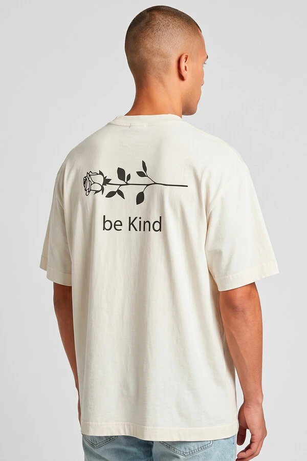 Camiseta oversized off white Be Kind