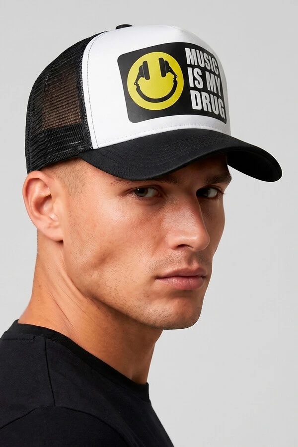 Boné trucker retrô branco e preto Drug