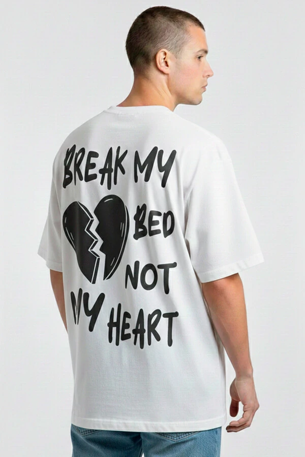 Camiseta oversized branca Break My Bed